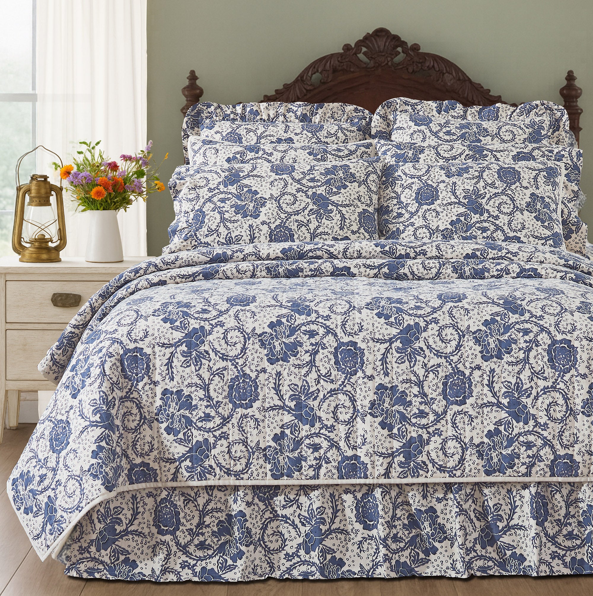 Dorset Navy Floral Queen Quilt 90Wx90L