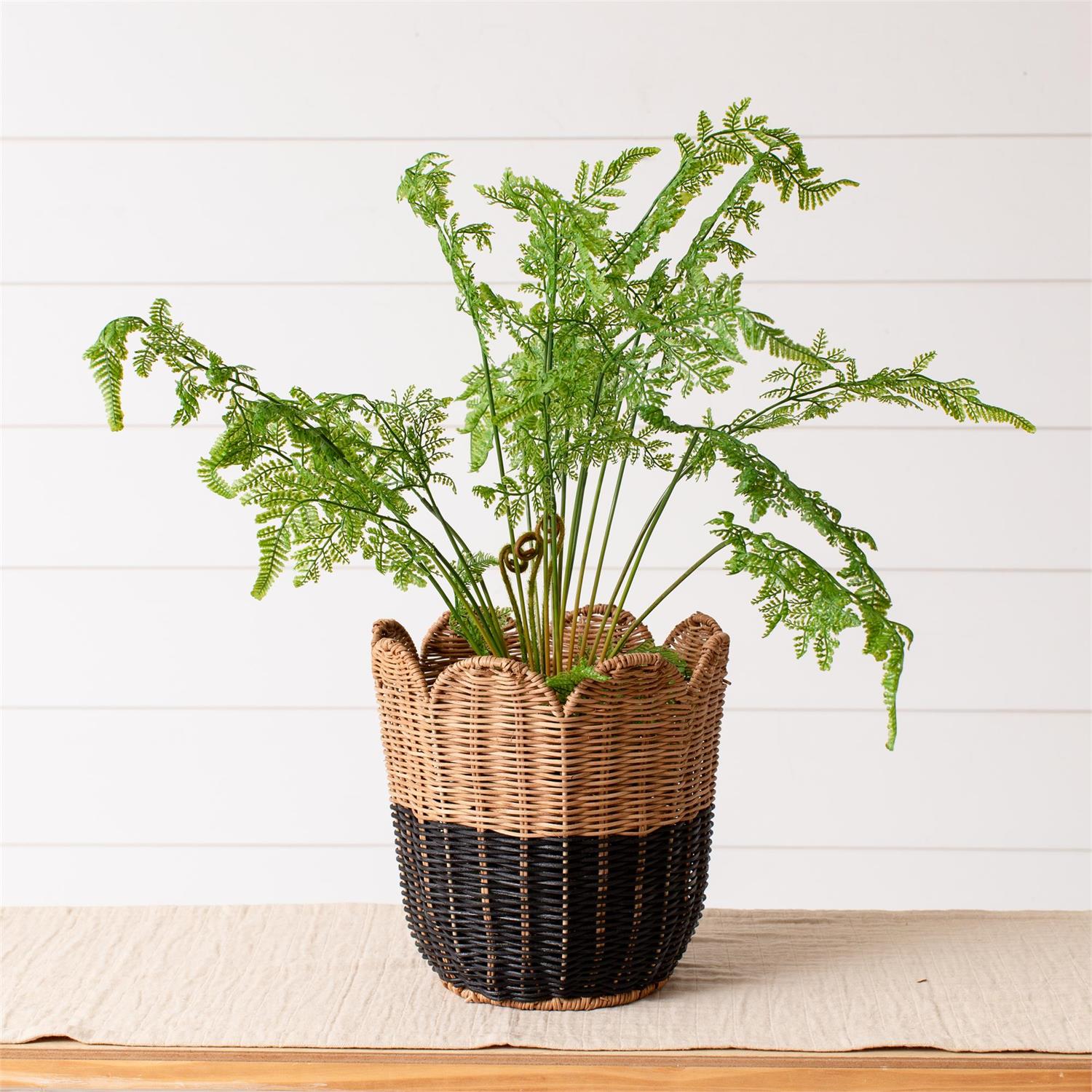 Round Black Bottom Rattan Scalloped Basket