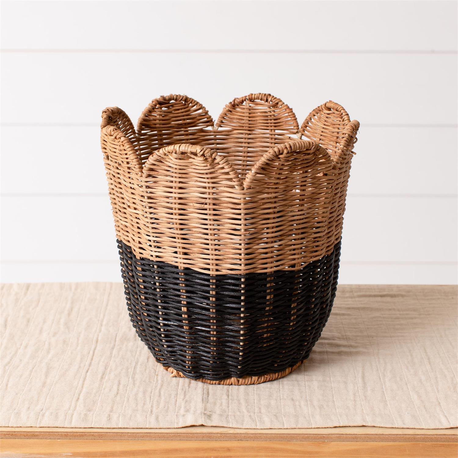 Round Black Bottom Rattan Scalloped Basket