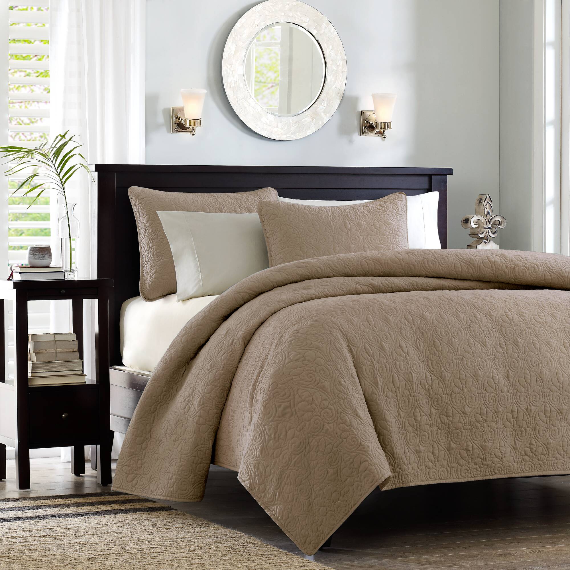Quebec Reversible Quilt Set