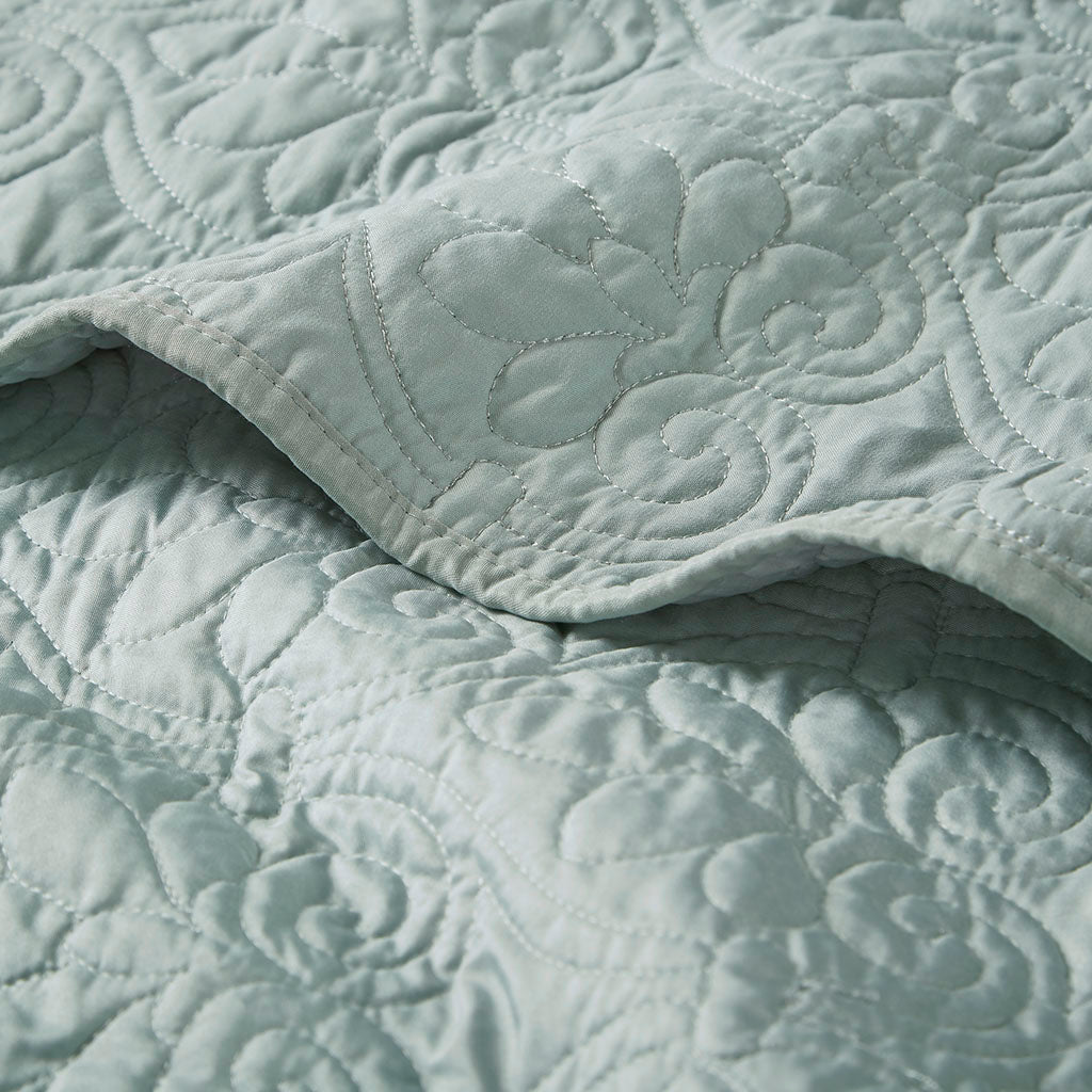 Quebec Oversized Quilted Throw with Scalloped Edges