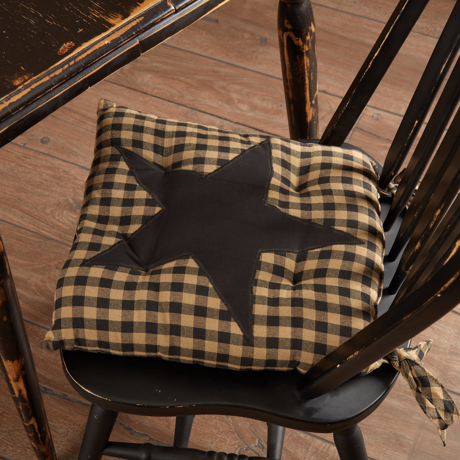 Black & Tan Check Chair Pad- Primitive Star Applique