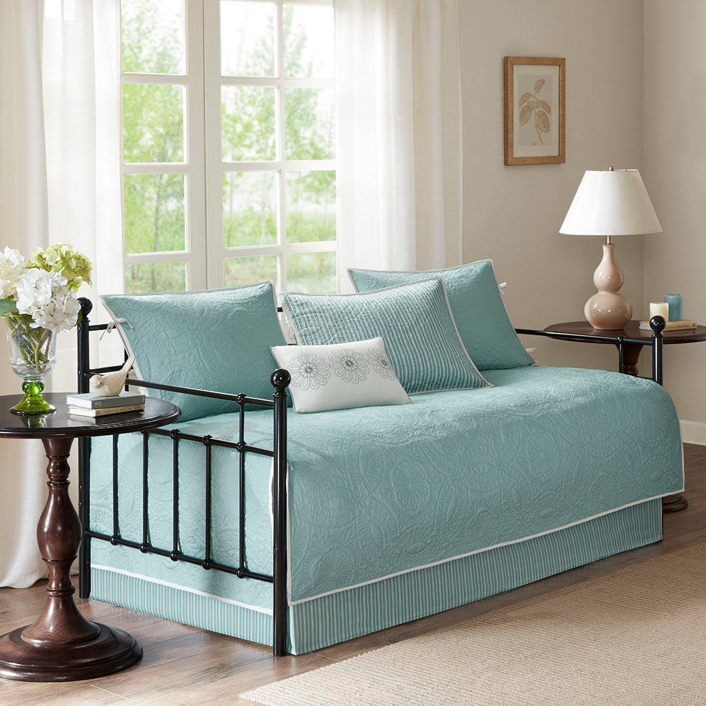 Peyton 5 Piece Jacquard Quilt Set with Throw Pillows