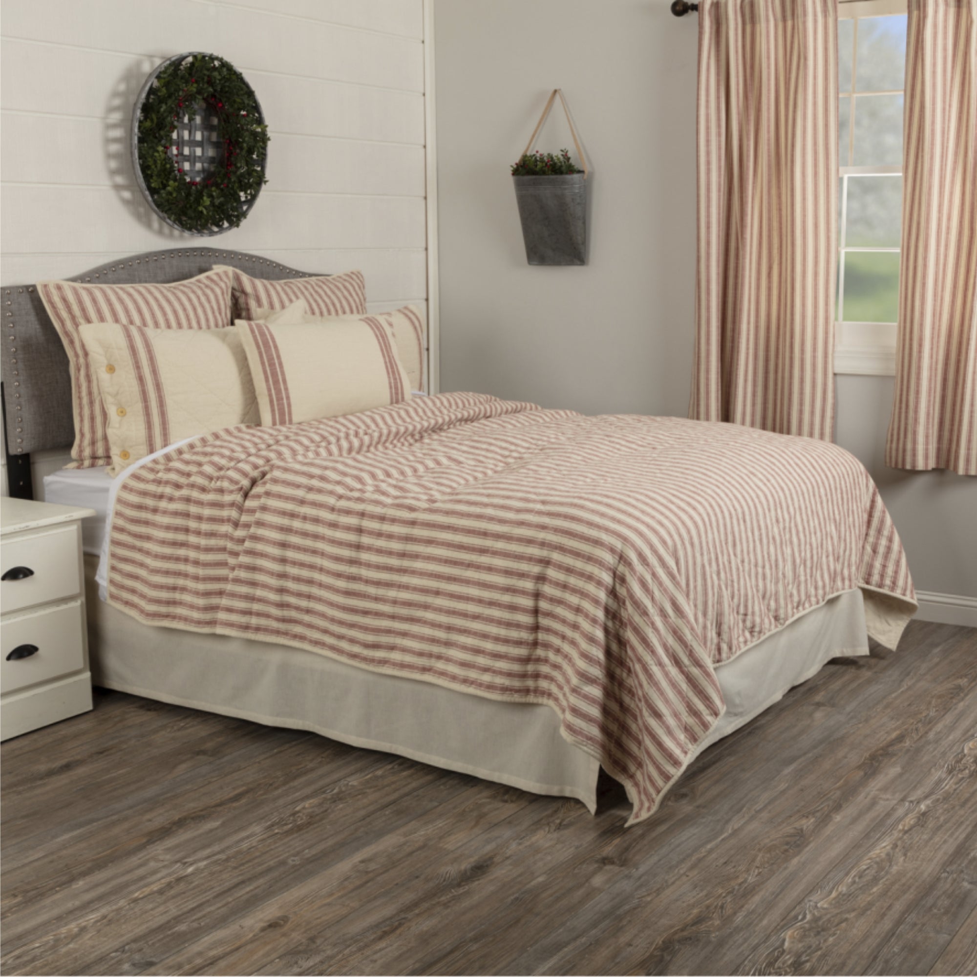 Market Place Red King Quilt 95Lx105W