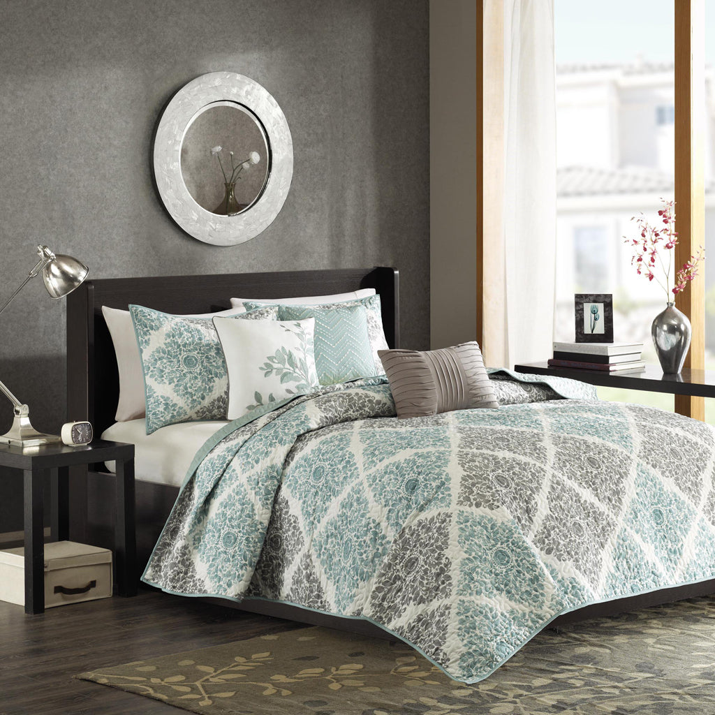 Claire 6 Piece Printed Quilt Set with Throw Pillows