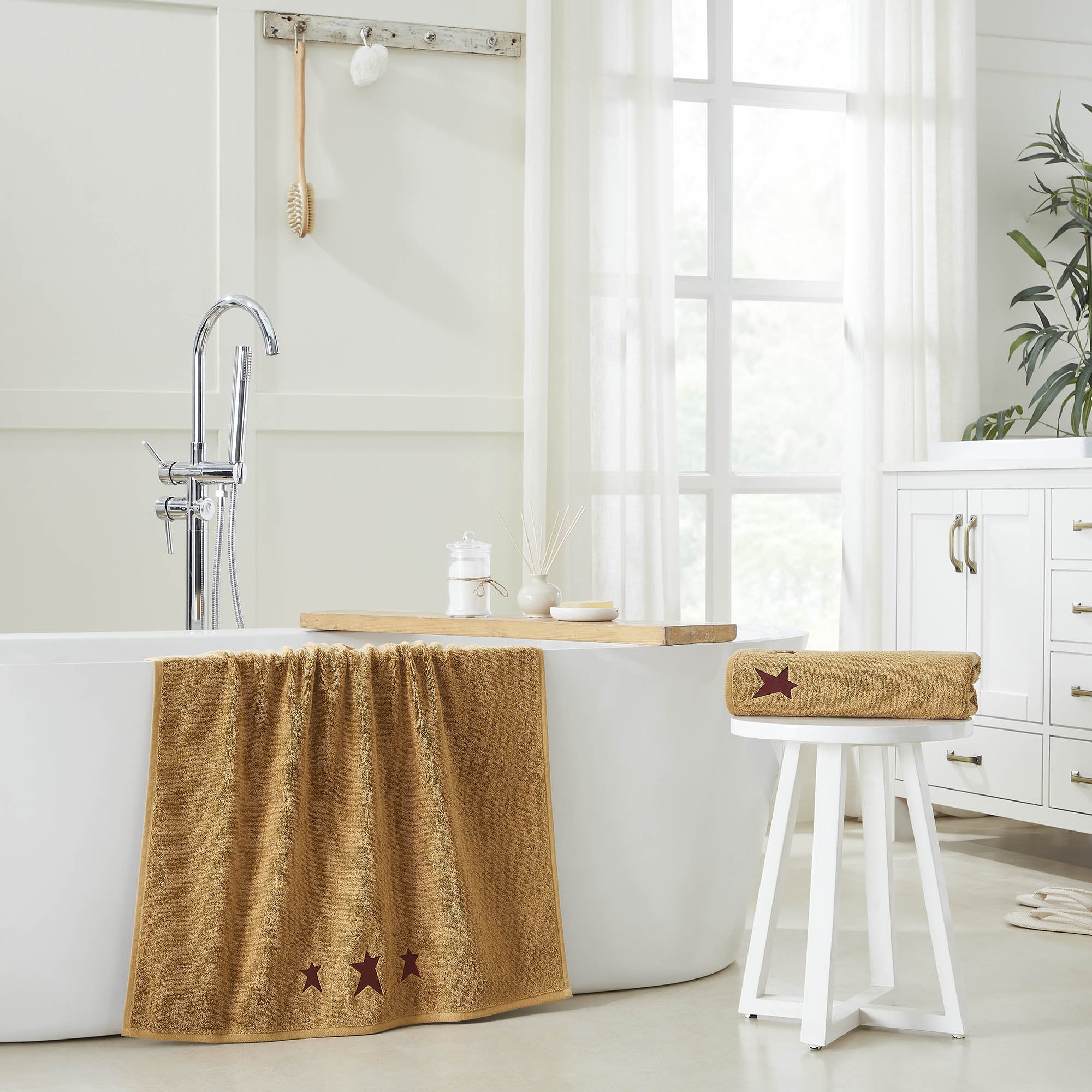 Burgundy Prim Stars Tan Bath Towel Set of 2