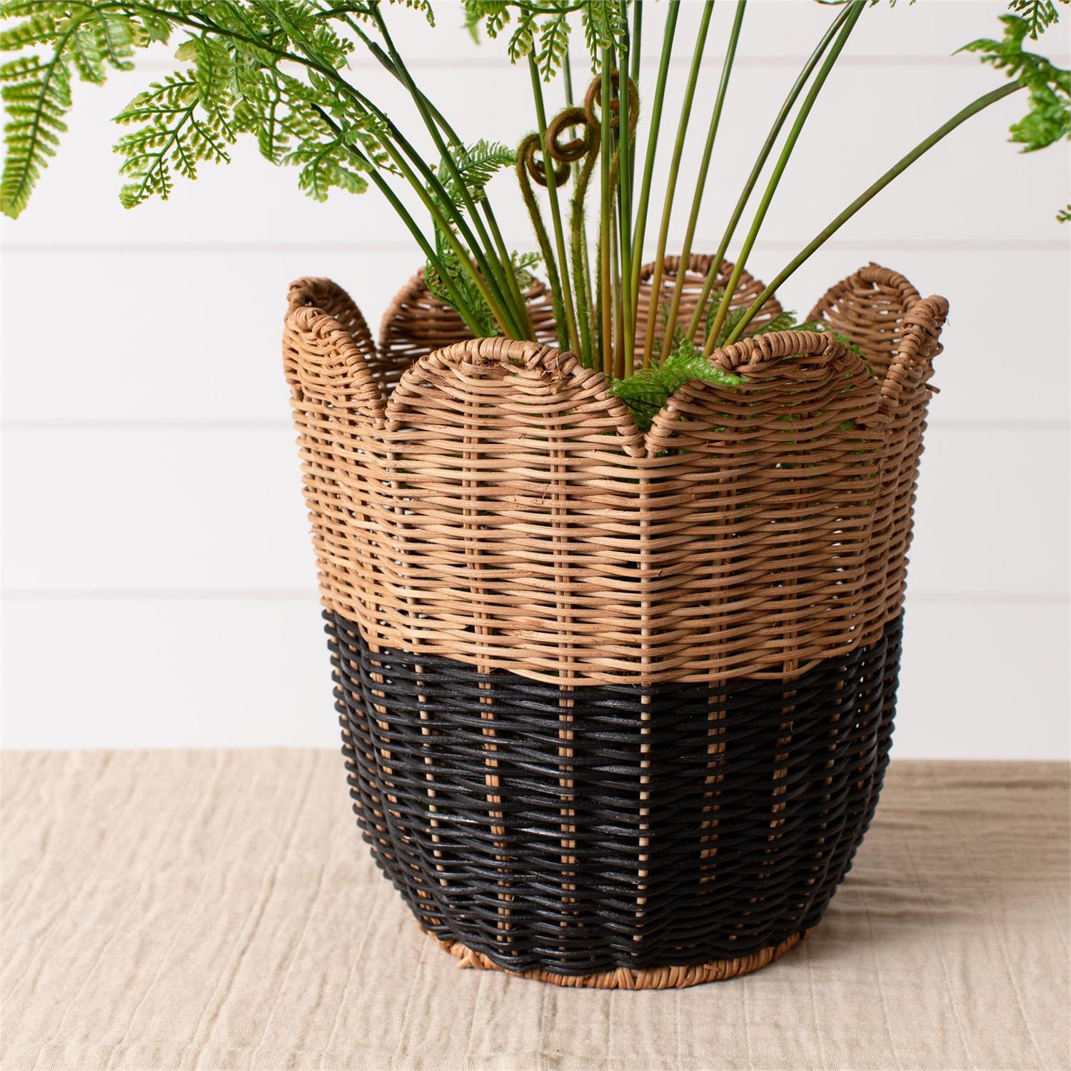 Round Black Bottom Rattan Scalloped Basket