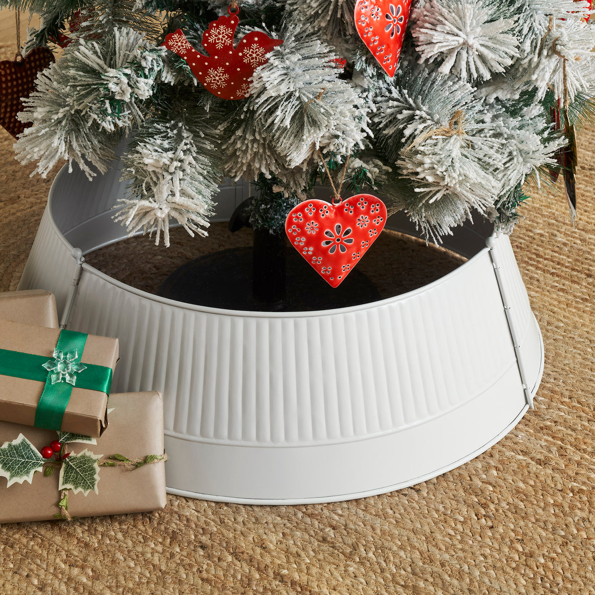 Ribbed Metal Tree Collar White