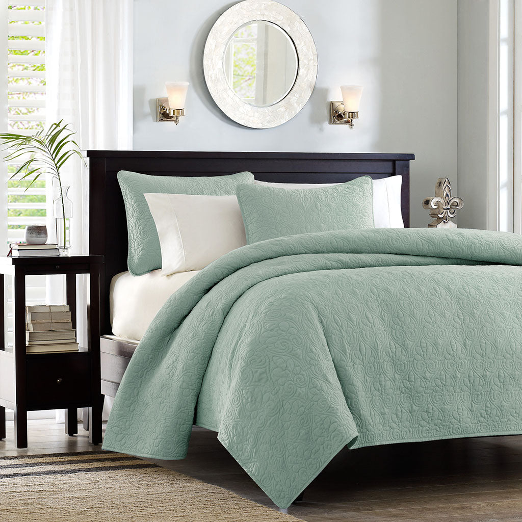 Quebec 6 Piece Reversible Jacquard Quilt Set with Throw Pillows
