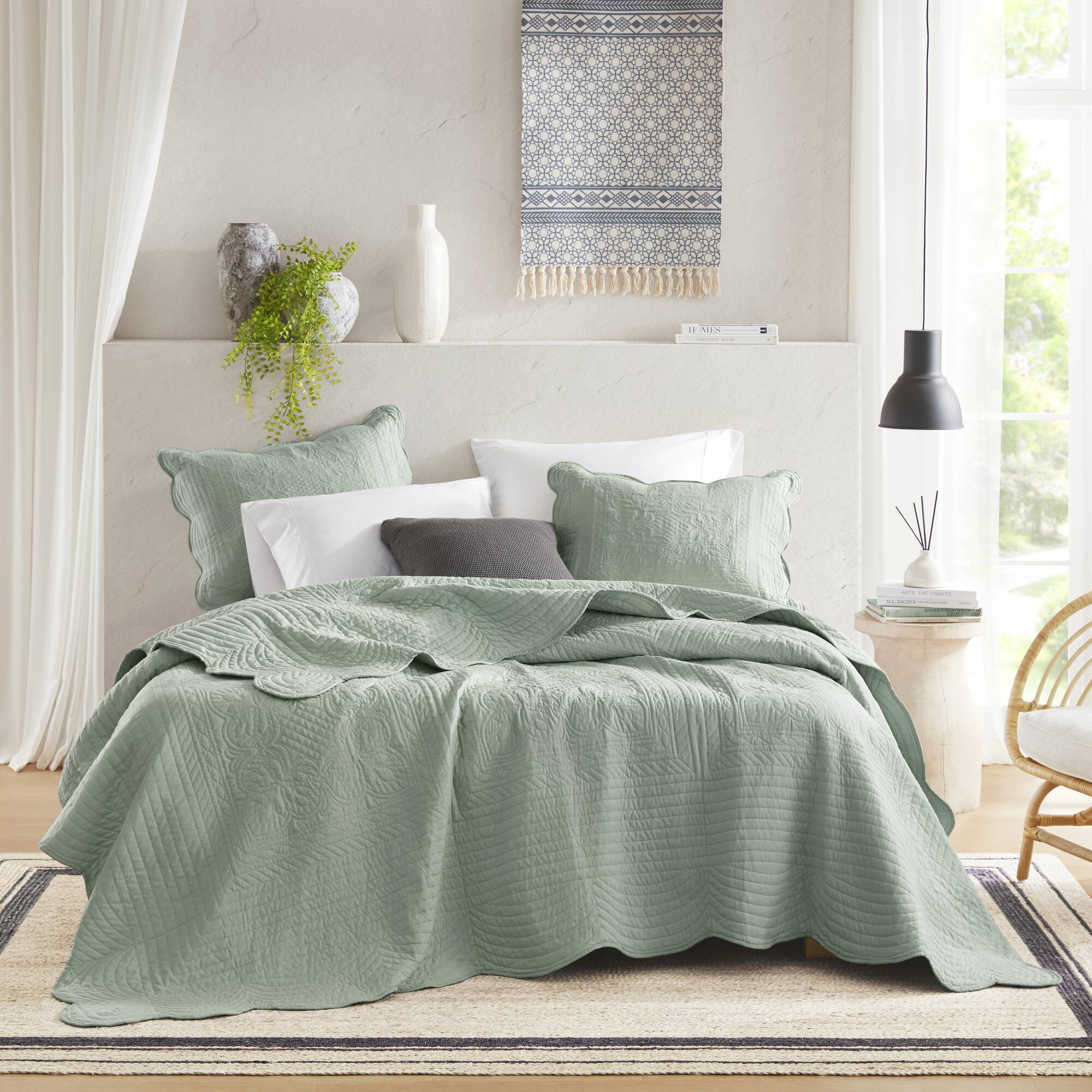 Tuscany 3 Piece Reversible Scalloped Edge Quilt Set